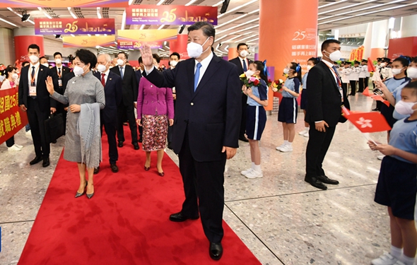 习近平抵达香港 出席庆祝香港回归祖国25周年大会暨香港特别行政区第六届政府就职典礼并对香港进行视察